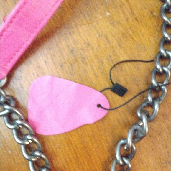 Leather magenta handbag with metal glass closure and metal chain embellish strap - Picture 3 of 13